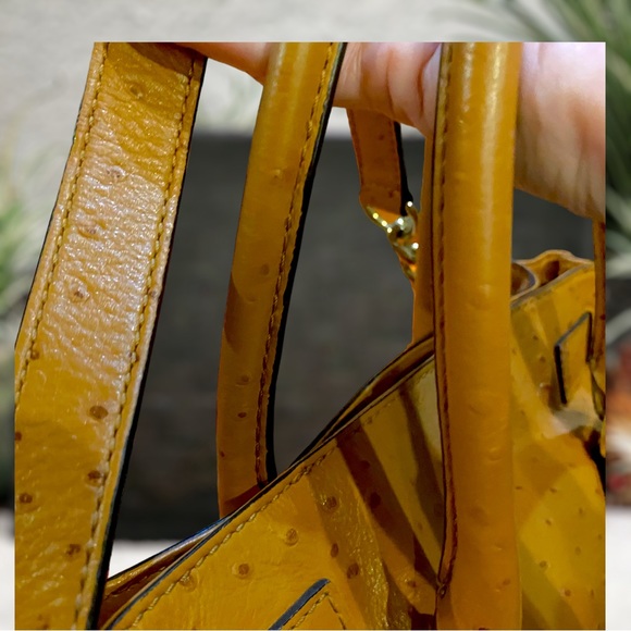 🚨‼️SOLD 🚨‼️ Michael Khors Ostrich Hamilton line leather purse - Picture 4 of 10